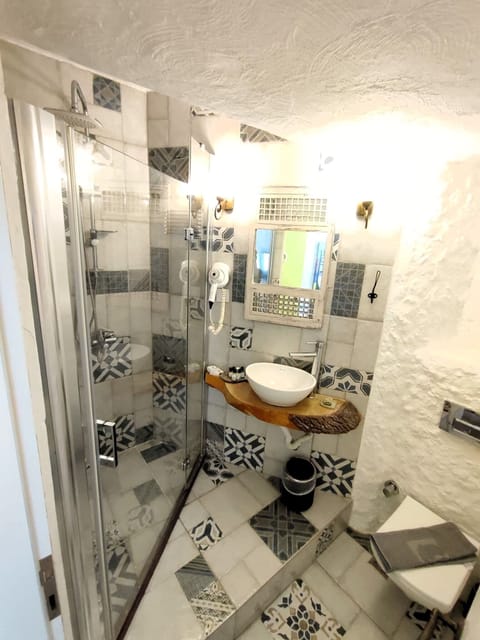 Standard Room, City View | Bathroom | Shower, hydromassage showerhead, free toiletries, hair dryer