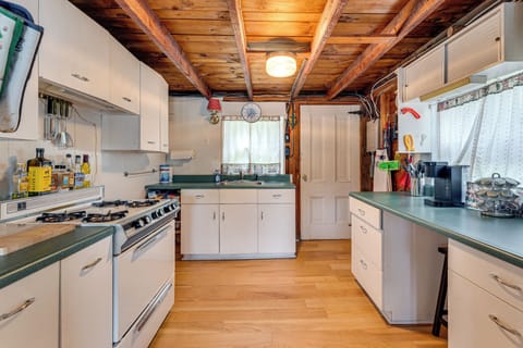 Cottage (3 Bedrooms) | Private kitchen | Oven, stovetop, blender, paper towels