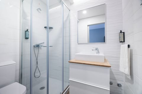 Classic Single Room | Bathroom | Shower, hair dryer, towels, soap