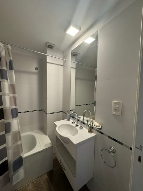 Comfort Apartment | Bathroom | Combined shower/tub, free toiletries, bidet, towels