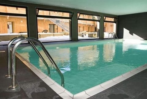 Indoor pool, sun loungers