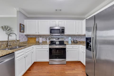 Full Kitchen: Granite countertops, dishwasher, oven, microwave, Keurig and more!