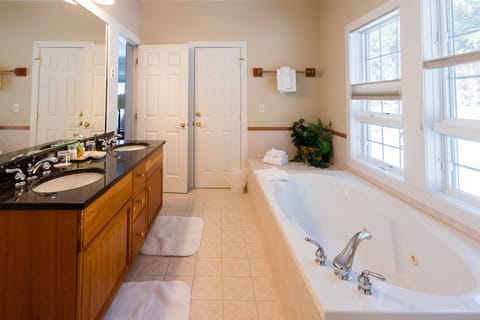 Standard Room (Resort Home 654B) | Bathroom | Combined shower/tub, designer toiletries, hair dryer, bathrobes