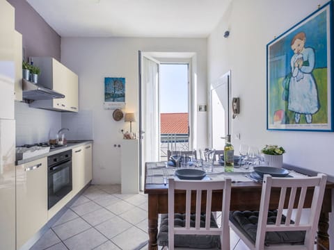 Property, Furniture, Table, Cabinetry, Countertop, Architecture, Picture Frame, Interior Design, Wood, Wall