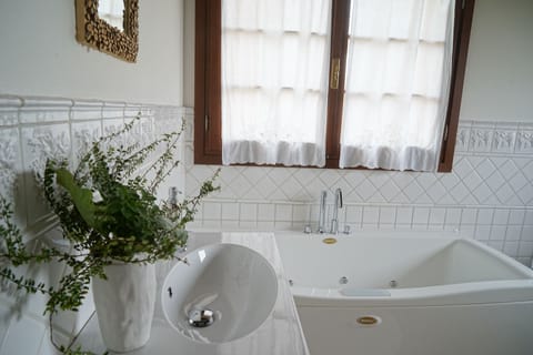 Cottage | Bathroom | Shower, hair dryer, bidet
