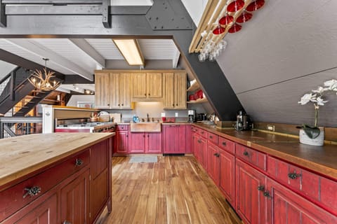 Kitchen: Well-equipped kitchen, spacious countertops, Viking gas range, kitchen island w/2 bar stools