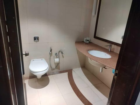 Superior Twin Room | Bathroom | Shower, rainfall showerhead, free toiletries, hair dryer