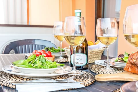 Apartment, Courtyard View | In-room dining