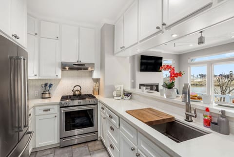 Modern, new, well-appointed and equipped kitchen to enjoy prepping meals with friends and family!