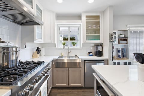 This home has a high-end kitchen with everything you need to prepare a delicious meal. Just bring food and drinks!