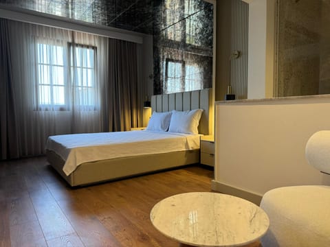 Luxury Room, Hot Tub | Premium bedding, iron/ironing board, free WiFi, bed sheets