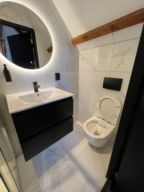 Standard Double Room | Bathroom | Hair dryer, towels, soap, shampoo