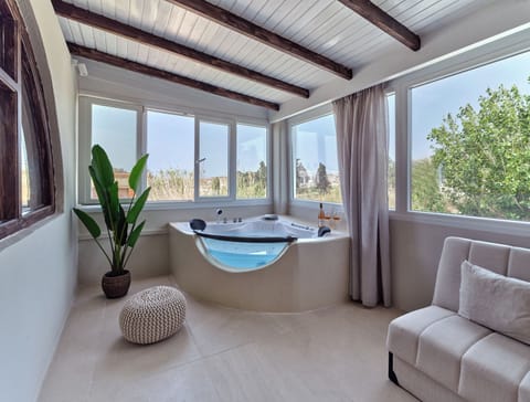 Suite, Balcony, City View | Jetted tub