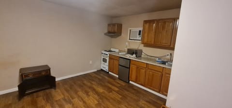 Room, 1 Queen Bed, Non Smoking, Kitchen | Private kitchenette | Paper towels