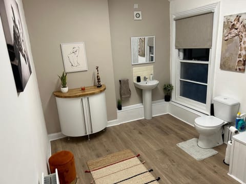 Apartment | Bathroom | Combined shower/tub, deep soaking tub, hair dryer, towels