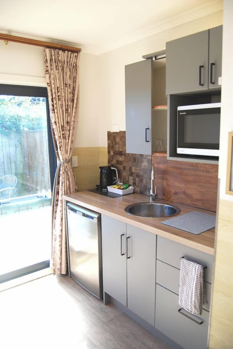 Standard Studio, Non Smoking | Private kitchen | Mini-fridge, microwave, toaster, paper towels