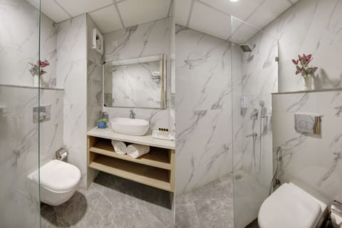 Deluxe Room, City View | Bathroom | Shower, towels