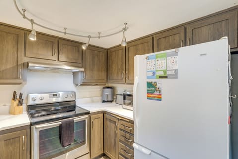 House (2 Bedrooms) | Private kitchen | Microwave, oven, stovetop, dishwasher