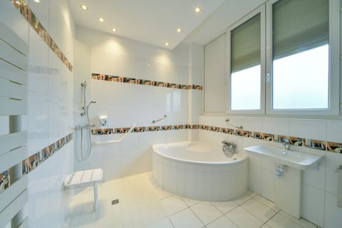 Standard Room | Bathroom | Separate tub and shower, hair dryer, towels, soap