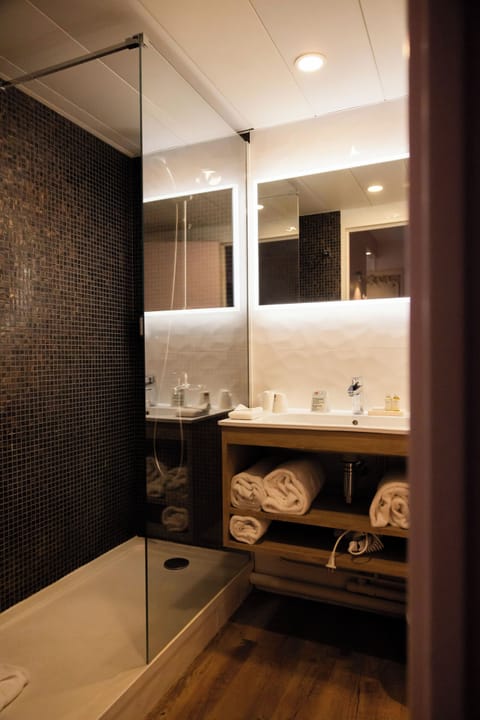 Princess Suite | Bathroom | Combined shower/tub, hair dryer, towels