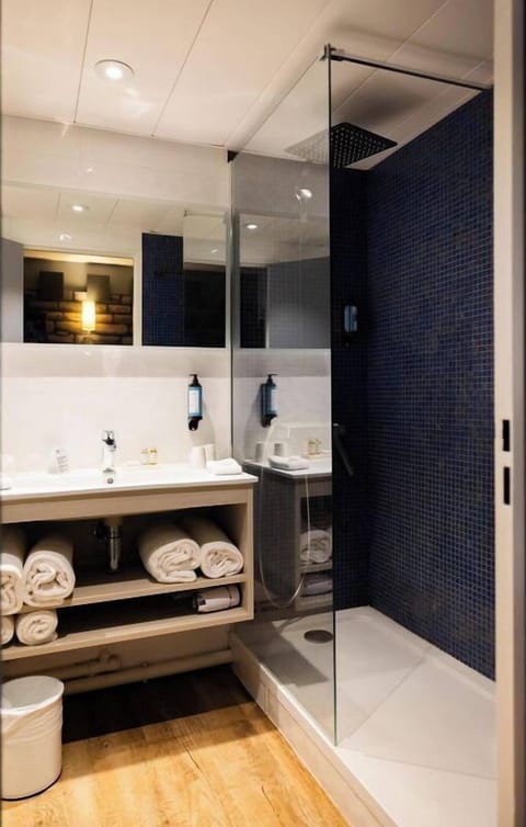 Knight Suite | Bathroom | Combined shower/tub, hair dryer, towels