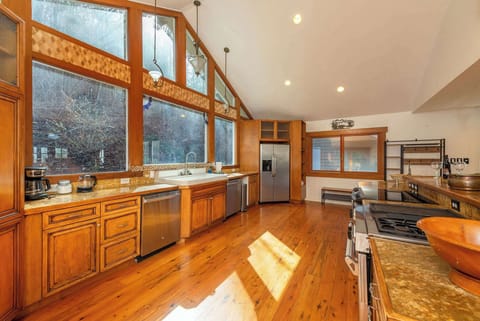 Chef’s kitchen with dual ovens and dishwashers! Perfect for groups and holidays!