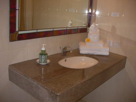 Standard Double Room, 1 King Bed | Bathroom sink