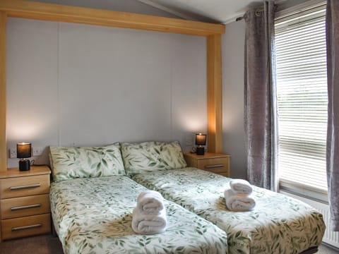 Twin bedroom | Meadows Lodge - Meadow Retreat Lodge Park, Moota, near Cockermouth and North Lakes