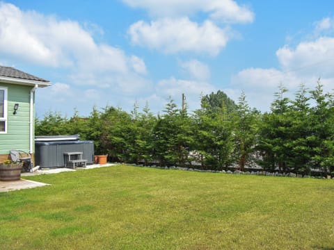 Hot tub | Meadows Lodge - Meadow Retreat Lodge Park, Moota, near Cockermouth and North Lakes