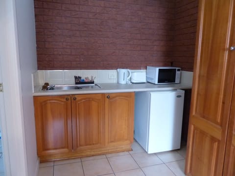 DELUXE KING SUITE | Private kitchenette | Mini-fridge, microwave, espresso maker, coffee/tea maker