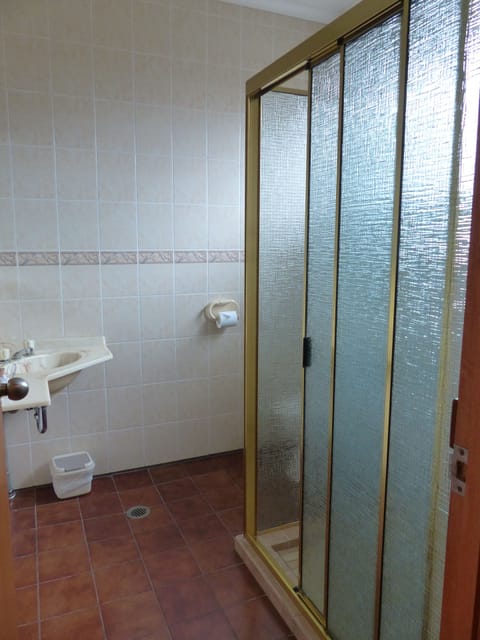 Deluxe Room, 1 Queen Bed, Non Smoking | Bathroom shower