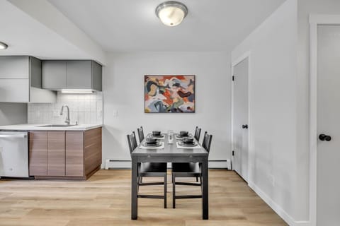 Dining area. Seats 6.