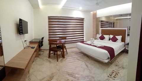 Executive Room, 1 King Bed, Non Smoking, Private Bathroom | Free WiFi