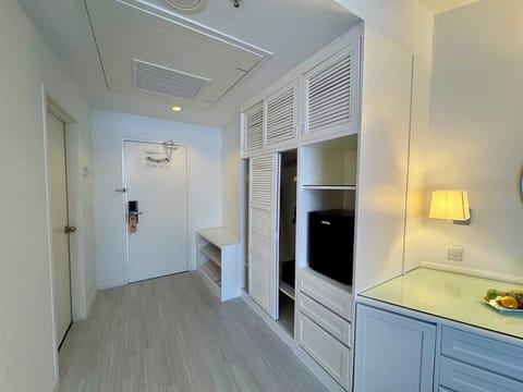 Junior Studio Suite | Minibar, in-room safe, laptop workspace, iron/ironing board