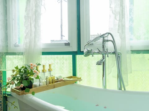 Deluxe Suite | Bathroom | Free toiletries, towels, soap, shampoo