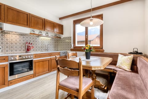 Kitchen with dining table at the Bergblick country house in Ludesch in Walgau.