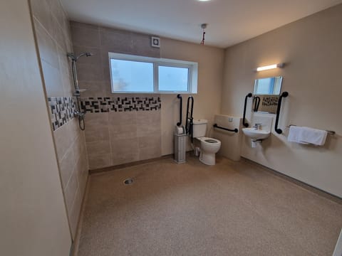 Family Room, Non Smoking | Bathroom | Shower, rainfall showerhead, hair dryer, towels