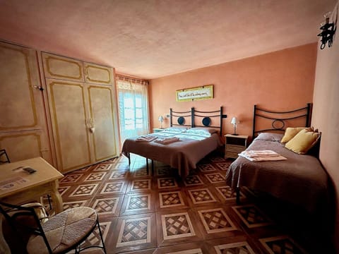 Classic Suite, Private Bathroom | Iron/ironing board, free cribs/infant beds, free WiFi, bed sheets