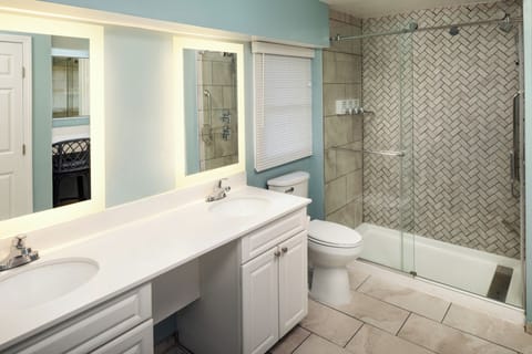 Deluxe Apartment, 2 Bedrooms, Beach View | Bathroom | Shower, designer toiletries, hair dryer, towels