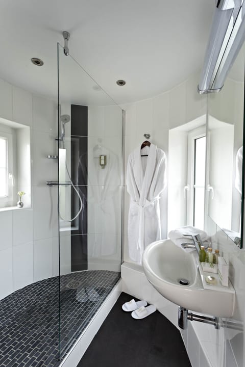 Double Room (Charme) | Bathroom | Hair dryer, towels
