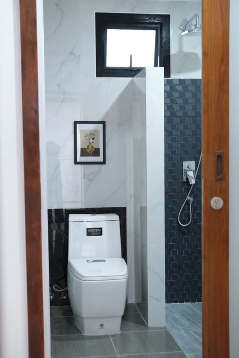 Standard Studio | Bathroom | Shower, rainfall showerhead, free toiletries, hair dryer