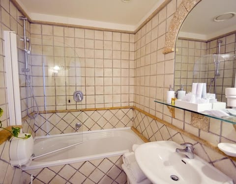 Combined shower/tub, free toiletries, hair dryer, bidet