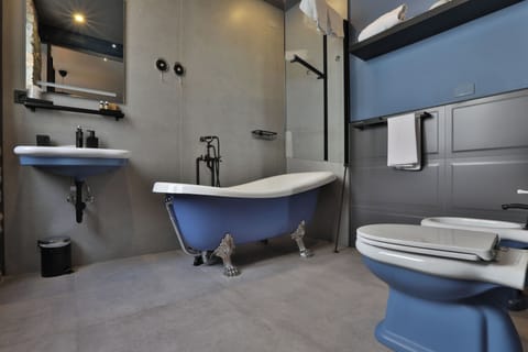 Superior Double or Twin Room, Bathtub | Bathroom | Towels