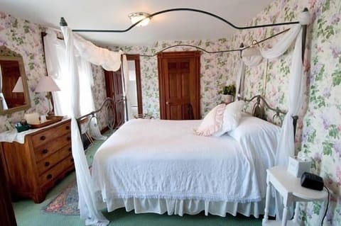 Classic Room, 1 Queen Bed, Private Bathroom