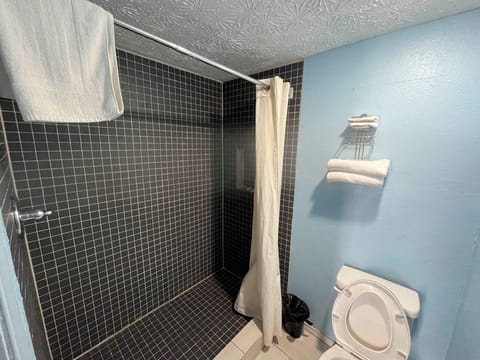 Standard Single Room | Bathroom | Shower, towels