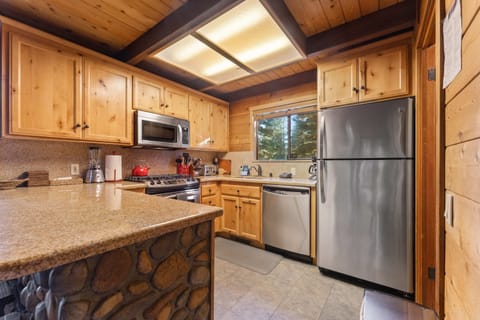 Kitchen: Well-equipped kitchen, crockpot, blender, waffle maker, kitchen bar w/4 bar stools