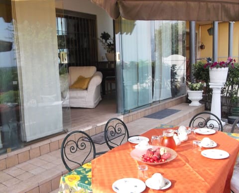 Table, Tableware, Property, Furniture, Plant, Chair, Dishware, Wood, Interior Design, Lighting