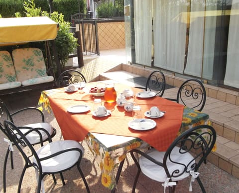 Table, Furniture, Bicycle, Property, Tableware, Chair, Outdoor Table, Wood, Outdoor Furniture, Plant