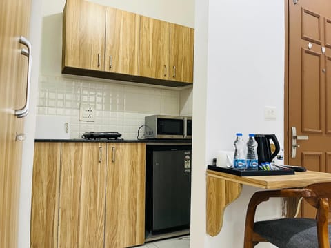 Premium Apartment | Private kitchenette | Mini-fridge, microwave