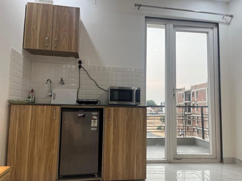 Standard Apartment | Private kitchenette | Mini-fridge, microwave